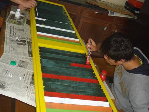 Selecção das cores para as portadas de madeira (os alunos escolheram amarelo, verde, laranja e branco).